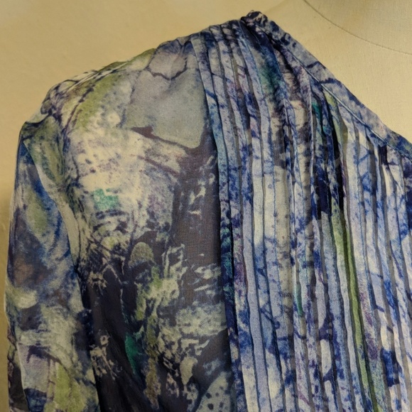 Sheer dressy blouse in blue's, flared at bottom - Picture 5 of 8